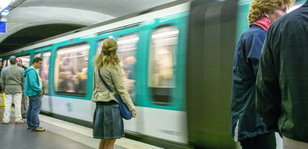 Adieu la "java réinventée" : le métro parisien change de voix en 2026